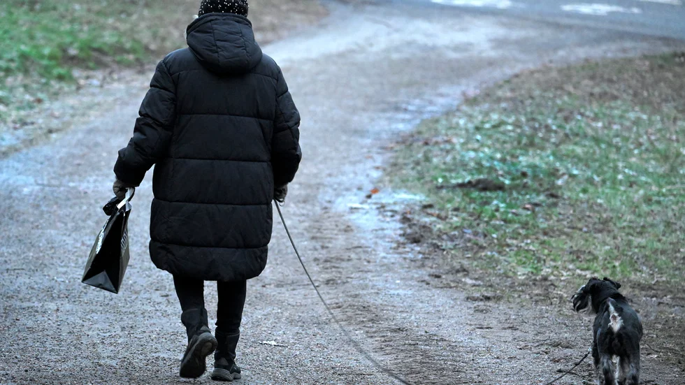 En kvinna i 65-årsåldern blev lurad på 300 000 kronor. 