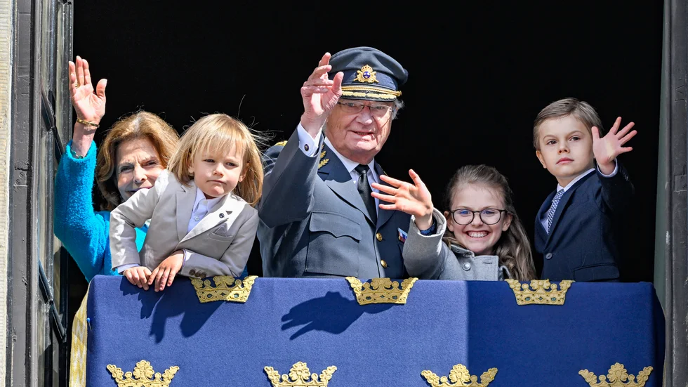 "Om Carl Gustaf Bernadotte abdikerar och får med sig sin familj kommer han att bli historisk. Kungar och drottningar hör inte hemma i ett modernt samhälle, men däremot i historieböckerna", menar debattörerna. 