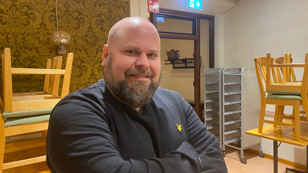 Kocken Jens Gustafsson tar tillsammans med Erica Glad över Klintas den 1 mars. Han ger nu besked om att de kommer att fortsätta köra hem varma matlådor till äldre som bor inom Åtvidabergs tätort.