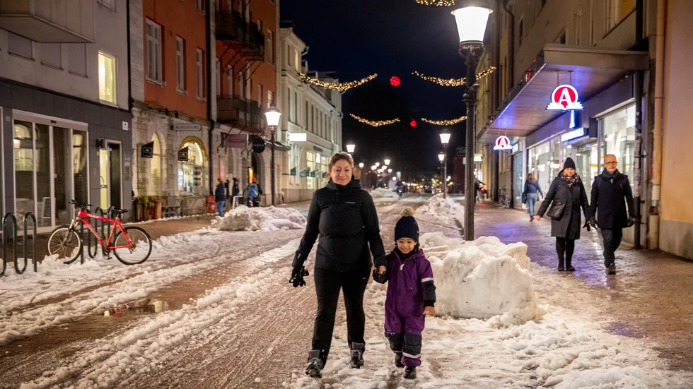 På tisdagsmorgonen var Victoria Abdo tvungen att gå på bilvägen för att ta sig till jobbet på lasarettet. När hon på eftermiddagen promenerar med dottern Olivia i centrum ser gångvägarna bättre ut.