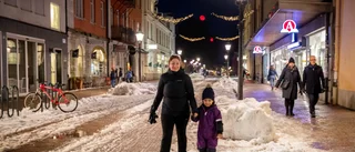 Snövallar vid övergångsställen – en utmaning för fotgängare: "Får känslan att de prioriterar biltrafiken"