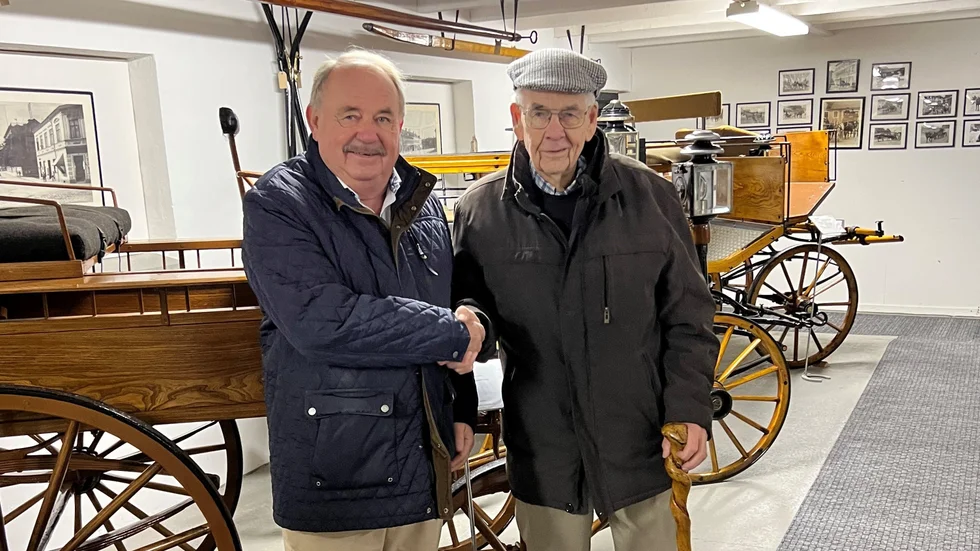 Jan Persson, Strängnäsföretagaren och Kilenkryssets vd, och Sven Ek, ägare till Eks vagnmuseum, är båda nöjda med att vagnarna blir kvar i landet.