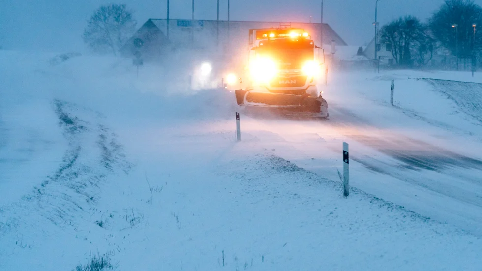 Plogbilen plogade inte bara bort snö, utan också delar av en polisbil. Arkivbild.