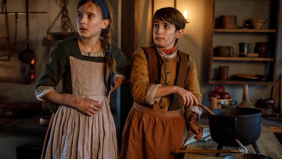 Fattigflickan Hilda (Kerstin Linden) och kronprinsen (Xavier Canca-Englund) jobbar i familjekrogens kök.  