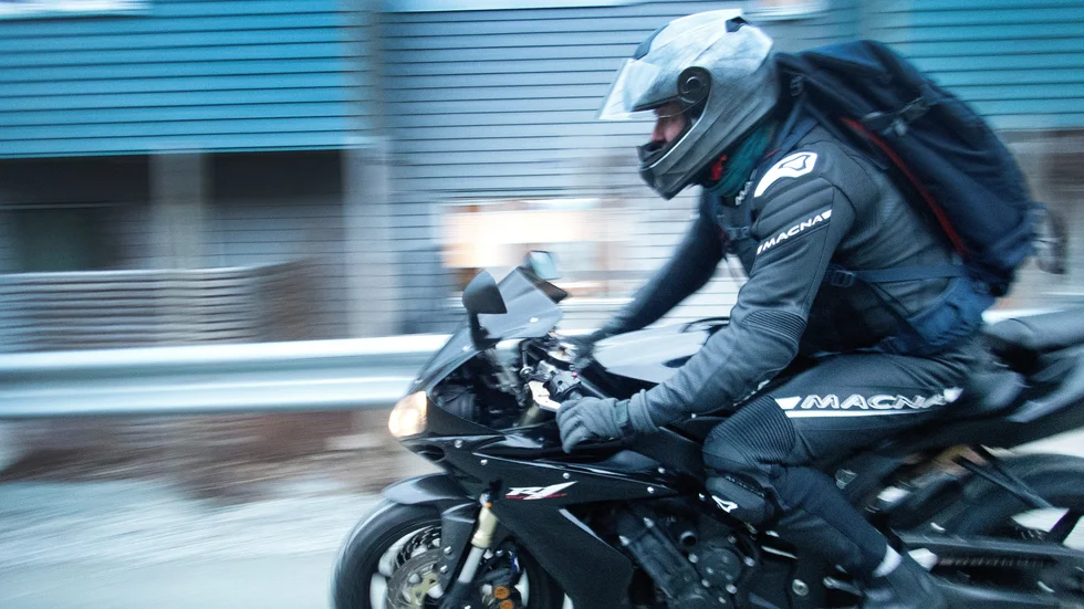 Motorcyklisten erkänner olovlig körning, men inte drograttfylleri eller grovt rattfylleri. Bilden är en genrebild.