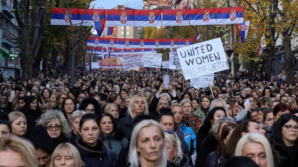 Serber i Kosovo demonstrerar under onsdagen i Mitrovica mot förslaget att tvinga dem att byta registreringsskyltar.