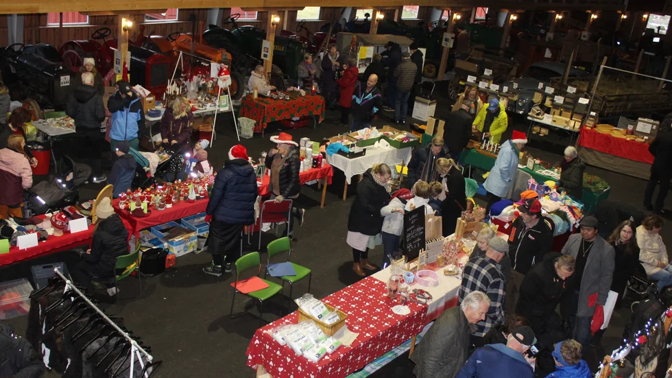 Stora museihallen var förvandlad till en julmarknad hos Lantbruksmuseet i Ljusfallshammar.