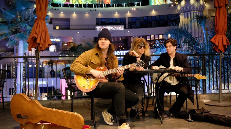 Gotlänningarna Jonathan Johansson, Leo Unnermark och Lukas Hellenberg pluggar musik på Musicians Institute i Los Angeles. Strax före midsommar tar de examen.