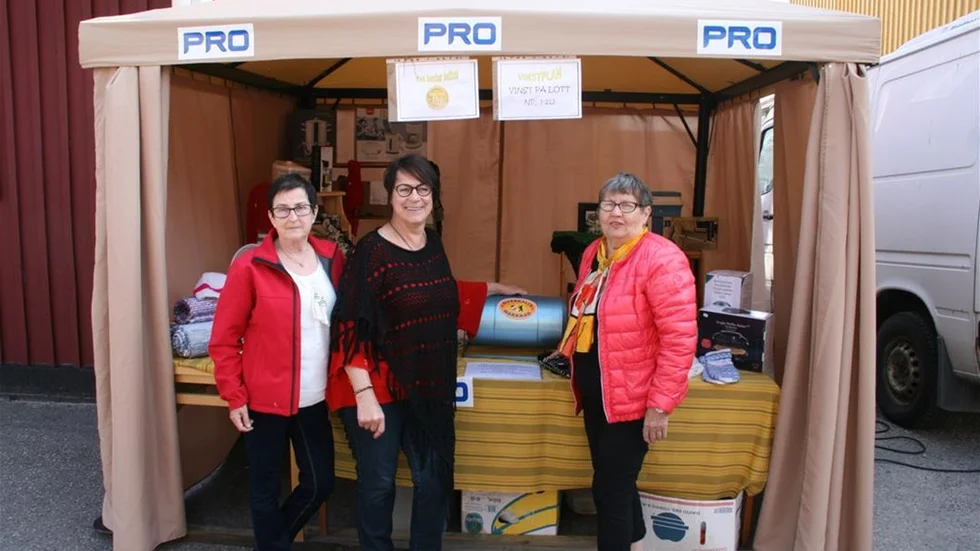 Lotteristånd. Från vänster Mary Engström, Ingegerd Larsson och
Karin Wallgren, som just påbörjat sitt pass.
