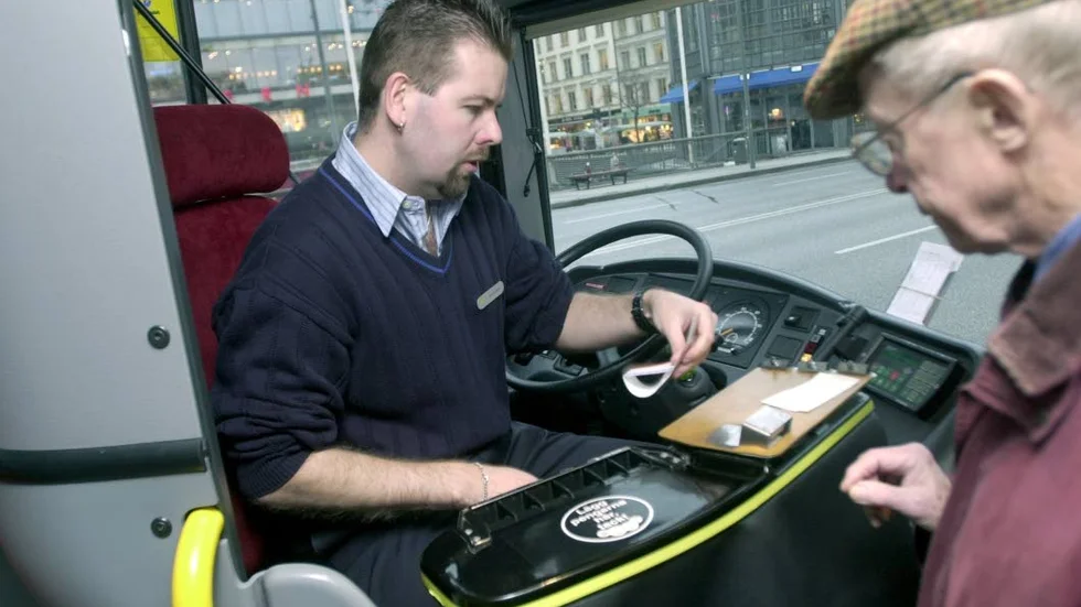 BUSSIGT? När det var som varmast i sommar tog några busschaufförer av sig strumporna. Men det passade inte det berörda företaget.