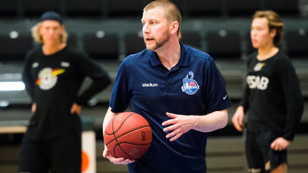 Tränarkompetens. LF Baskets Peter Öqvist drillade Luleå Hockeys spelare i Luleå energi arena.