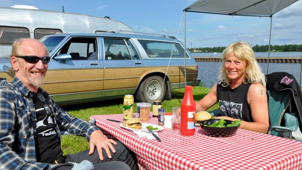 MYSER. Tapani och  Sussy Bro från Jakobstad hade slagit läger vid Torneälvens strand.