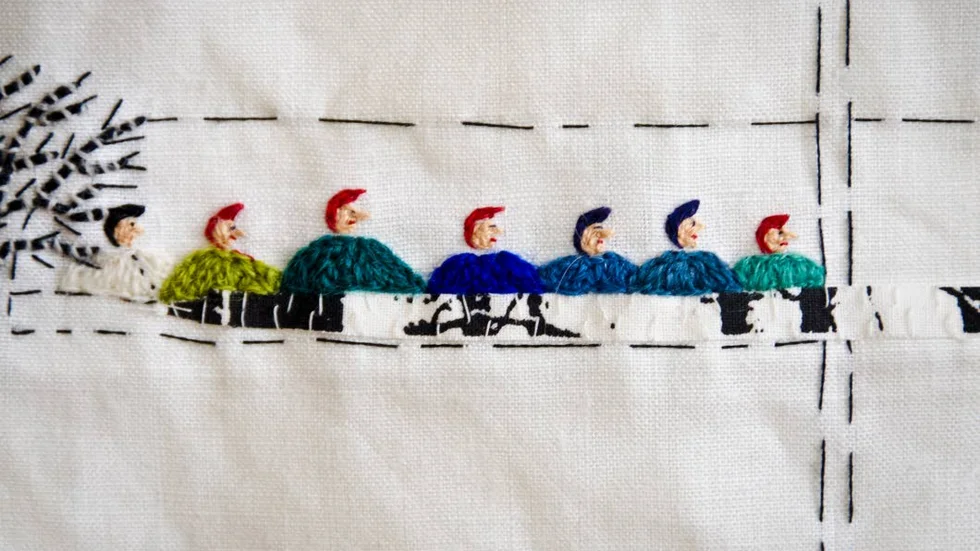 BRODERI. Britta Marakatt-Labbas broderier visar ofta många människor.