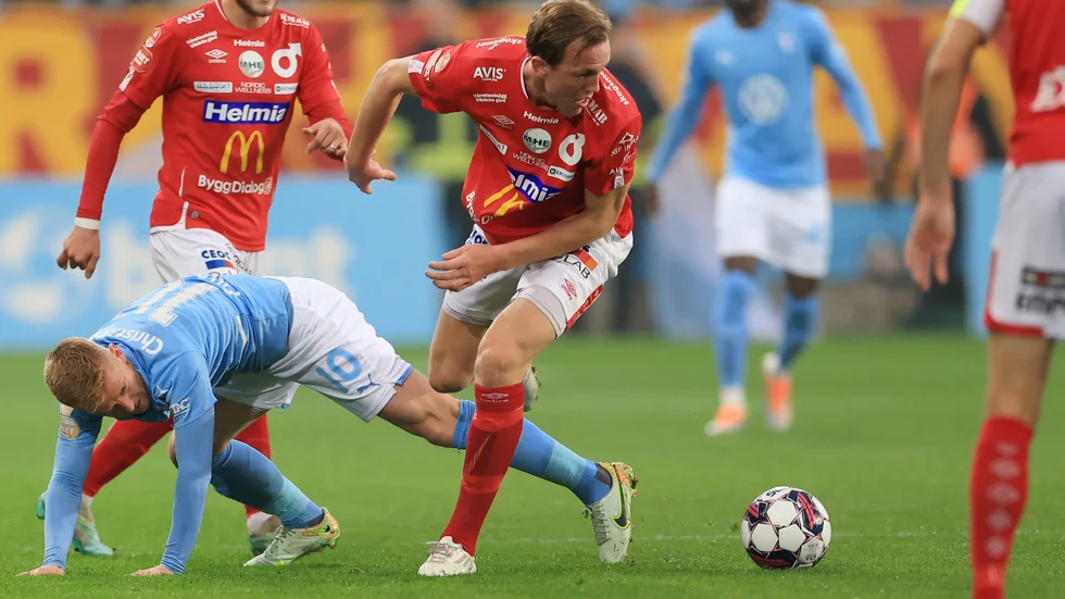 Adam Carlén, i mitten, byter Degerfors mot IFK Göteborg till kommande säsong. Arkivbild.