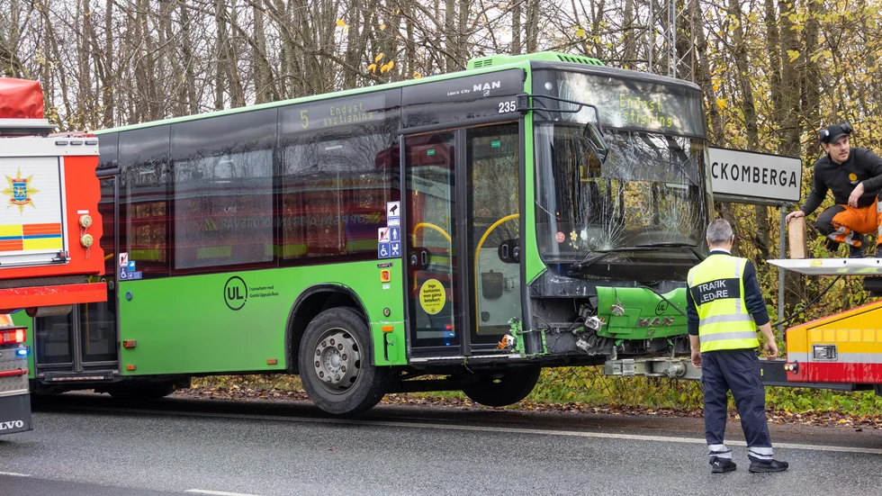 Tre bilar och en stadsbuss var inblandade i en olycka i centrala Uppsala på fredagsförmiddagen. Tre personer har förts till sjukhus.