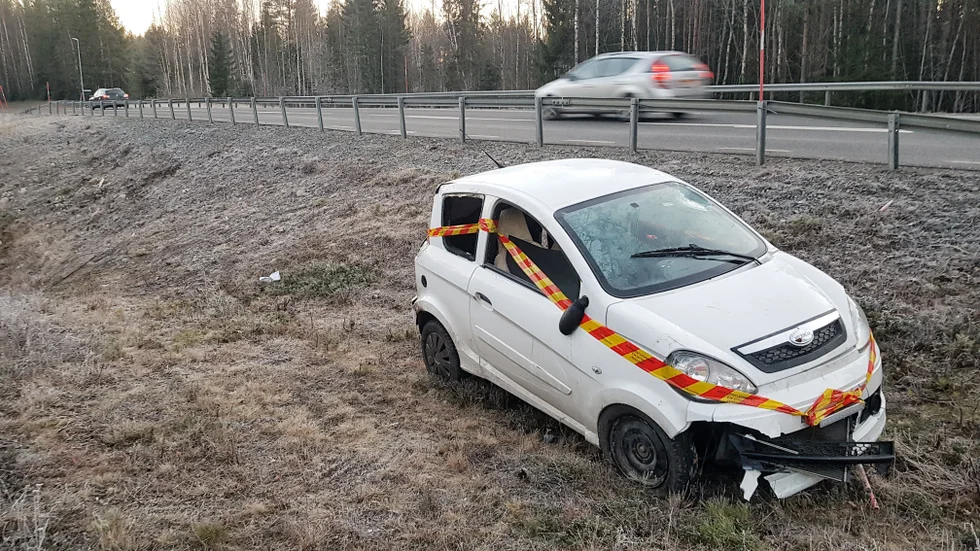 Mopedbilen körde av vägen i Rönnberget. Här har den bogserats upp från ravinen.