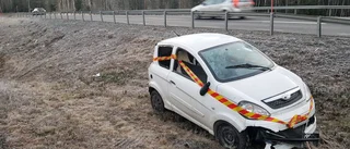Mopedbil körde ner i djup ravin