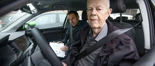 79-årige Bernt har haft körkort sedan 1961 – nu går han återigen på körskola: ”Alla som är äldre borde ta körlektioner”