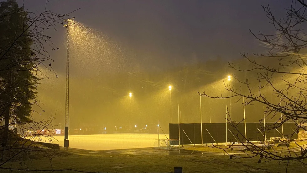 Förra helgen var det över tio plusgrader, den gångna helgen föll snön över Tjustvallen i Gamleby. "Det har inte varit lätt att få till isen", säger Bostadsbolagets Mattias Pettersson.