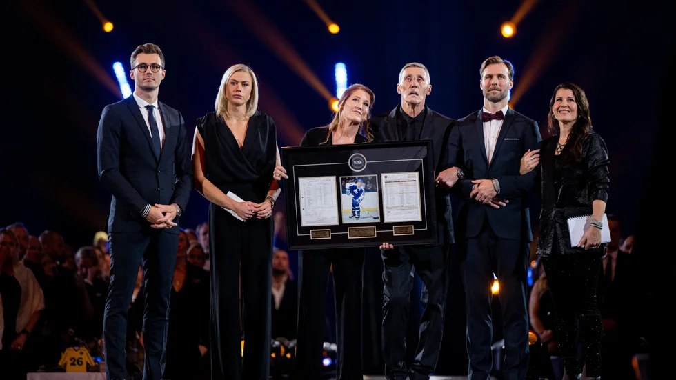 221117 Bianca och Pia med Börje Salming som tilldelas priset NHL Honorary Award under Tidernas Hockeygala den 17 november 2022 i Stockholm. 
Foto: Joel Marklund / BILDBYRÅN / kod JM / JM0377
