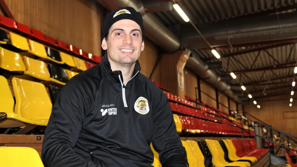 David Thomson väntar på att få göra debut i VH-tröjan.