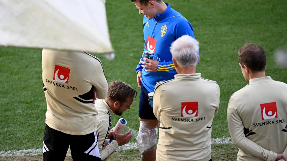 Viktor Claesson fick sitt knä bandagerat under träningen i Girona och lär inte finnas med i startelvan mot Mexiko.
