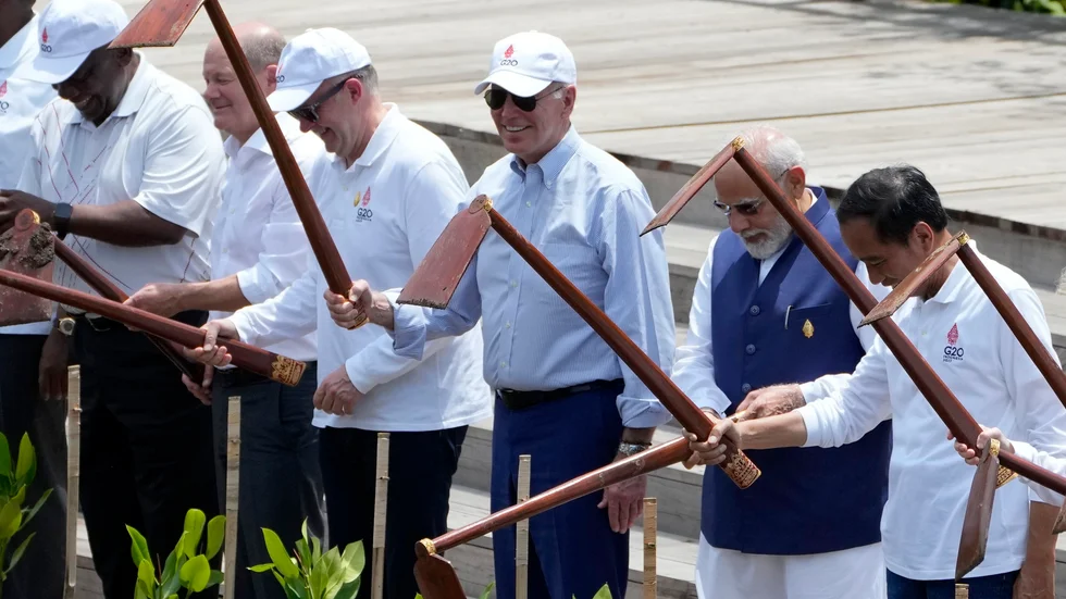 Toppledare planterar mangrove. Från vänster: Sydafrikas president Cyril Ramaphosa, Tysklands förbundskansler Olaf Scholz, Australiens premiärminister Anthony Albanese, USA:s president Joe Biden, Indiens premiärminister Narendra Modi och Indonesiens president Joko Widodo.