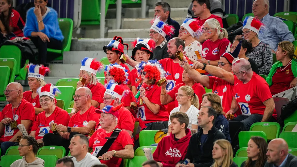 De norska supportrarnas användande av kobjällror på handbollsläktarna uppskattas inte av alla. Arkivbild.