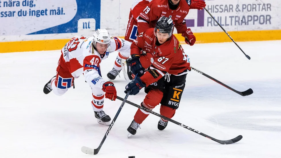 Georg Weigelt och Noah Hasa jagar puck. 