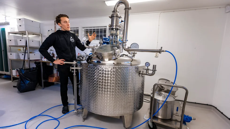 Viktor Björklund producerar ekologisk vodka i Brändön och intresset har varit stort sedan lanseringen i november. Planen är att skala upp verksamheten med tiden för att möta efterfrågan.