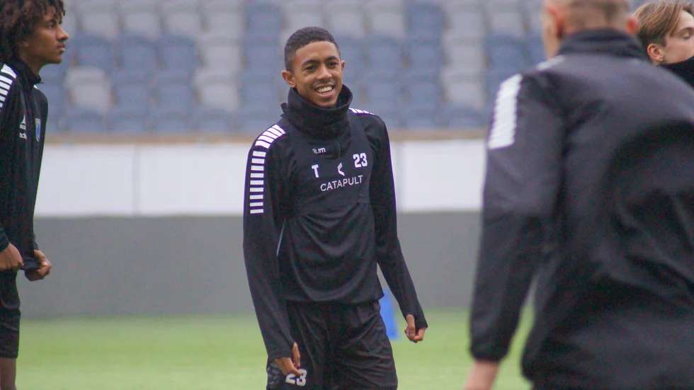Tashreeq Matthews fostrades i sydafrikanska laget Ajax Cape Town. 