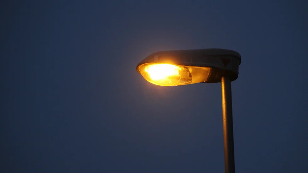 Gatlyset är fredat... Trots att kommunen söker möjlighet att spara energi, så vill man inte släcka gatubelysningen. Den betyder för mycket för trygghet säkerhet.