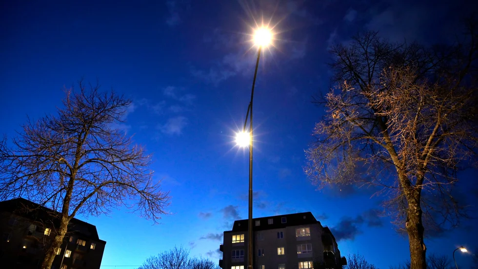"En mörklagd stad skapar otrygghet och gynnar individer som ägnar sig åt brott istället för hederligt arbete" skriver insändarskribenten. Arkivfoto

