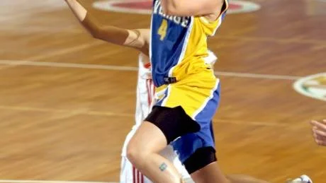 BILDEN FRI F…R PUBLICERING MED ANGIVANDE "FIBA Europe/Ciamillo-Castoria"
TENERIFFA 060727
Det svenska U 18-landslaget i basket har šverraskande tagit sig till semifinal i dam-EM.
 Efter seger mot Bulgarien med 82-69 Šr svenskorna klara fšr slutspel - och dŠrmed har ett svenskt juniorlandslag fšr fšrsta gŒngen sedan 1974 nŒtt sŒ lŒngt. Frida Eldebrink gjorde flest poŠng (24) och assist (6) mot Bulgarien medan tvillingsystern Elin hade flest bollstšlder (4).
 I semifinalen vŠntar antingen Spanien eller Tjeckien.
Bilden: Frida Aili
Foto: FIBA Europe/Ciamillo-Castoria
SCANPIX kod 200