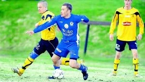 KAMP. Petter Pettersson, spelande tränare i Alviks IK, var en av de bättre spelarna  på planen när laget spelade oavgjort mot Notviken. Rikard Niemilä i Notviken försökte stoppa Pettersson och Alvik.Foto: MARIA ÅSÉN