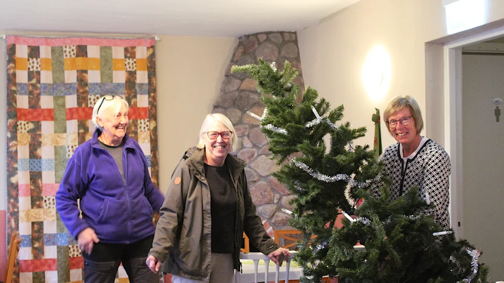 Kristina Jonsson, Elisabeth Fredriksson och Karin Kasselstrand förbereder årets julmarknad i Ukna.