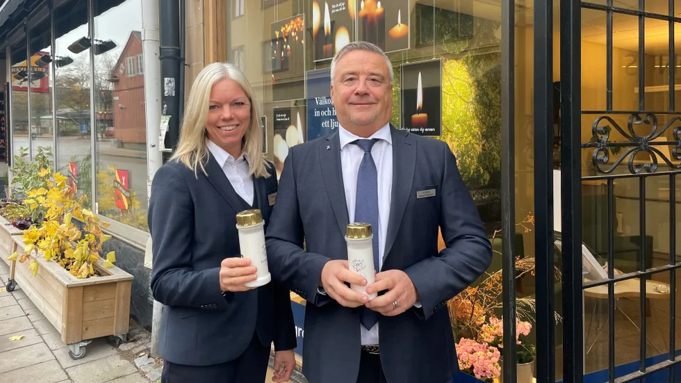 Åsa Gårdh och Richard Ekstrand kommer tända ljus för de som inte kan på Vårfrukyrkan S:t Olofs kyrkogård.