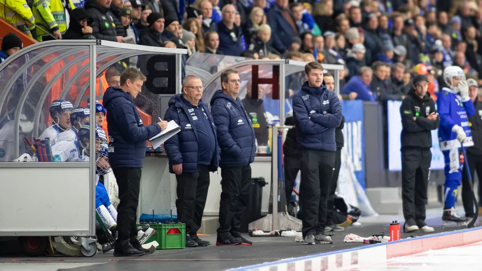 IFK Motala kommer inte att göra några stora ändringar i ledarteamet under Mattias Sjöholms timeout. "Vi har ingen panik", säger klubbchefen Pär Beckne.