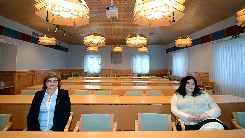 Flera av länets minsta kommuner kan få färre ledamöter i sina kommunfullmäktigeförsamlingar. I Överkalix tycker dock Birgitta Persson (S), Kristina Olofsson (V) och alla övriga partier att dagens 31 platser ska behållas. Vid nästa fullmäktige tas det slutgiltiga beslutet. 
FOTO: MARIA ENGSTRÖM-ANDERSSON