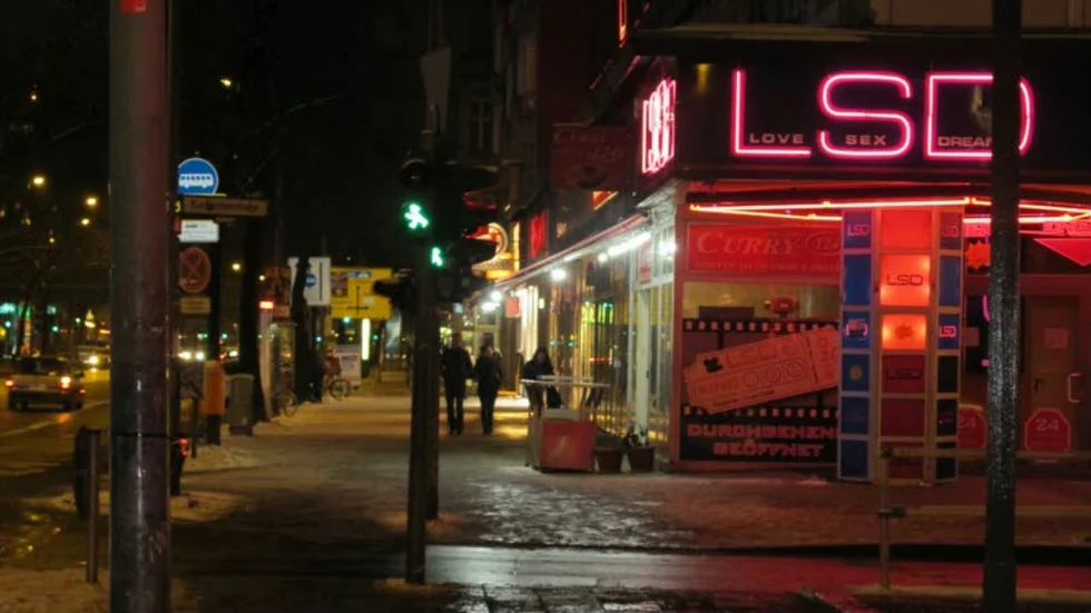 På Kurfürstenstrasse, en av Berlins främsta shoppinggator, går sexhandeln på högvarv.  Butiken LSD slår an tonen: Love, Sex, Dreams.