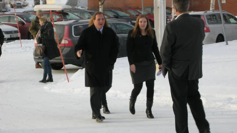S-ledaren och statsministerkandidaten Stefan Löfven välkomnades till helgens valupptakt i Skellefteå av S-distriktsombudsmännen Maria Lindberg, Västerbotten, och (med ryggen mot kameran)  Lars Granberg, Norrbotten.  Bakom Löfven skymtar hans ständigt närvarande pressekreterare Anne Ekberg.?FOTO: OLOV ABRAHAMSSON