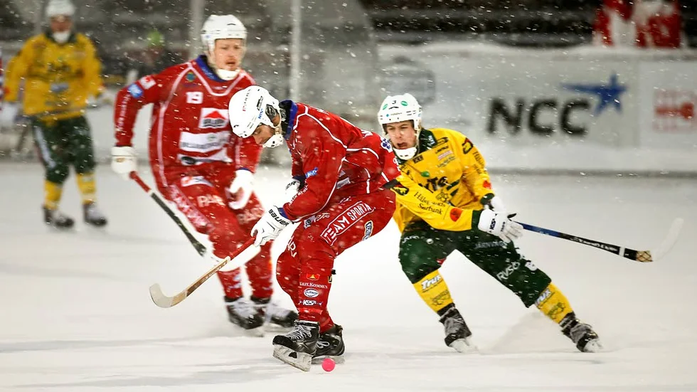 Matchen mellan Kalix och Ljusdal spelades i ymnigt snöfall.