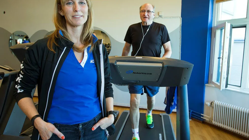 Tränar. Motionären Sten Nilsson planerar att gå minst nio kilometer. Här tillsammans med Kajsa Johnsson, företagsansvarig på Actic i Luleå.
