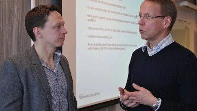 Stefan Stridsman, sektionsschef vid verksamhetsmedicin, i samspråk med före detta Luleåbon Jan Lexell. Lexell har CARF-ackrediterat sin egen rehabiliteringsklinik vid Lund-Orup sjukhuset flera gånger. Rehabiliteringsmedicin har ett långvarigt etablerat samarbete med Lexell.
