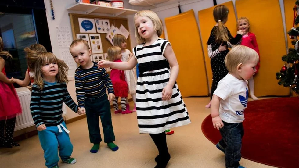 Märta Raotavuoma,4, trivs på avdelningen Nallemaja. Roligast är dansen, framförallt balett, eller som här: Humpa.