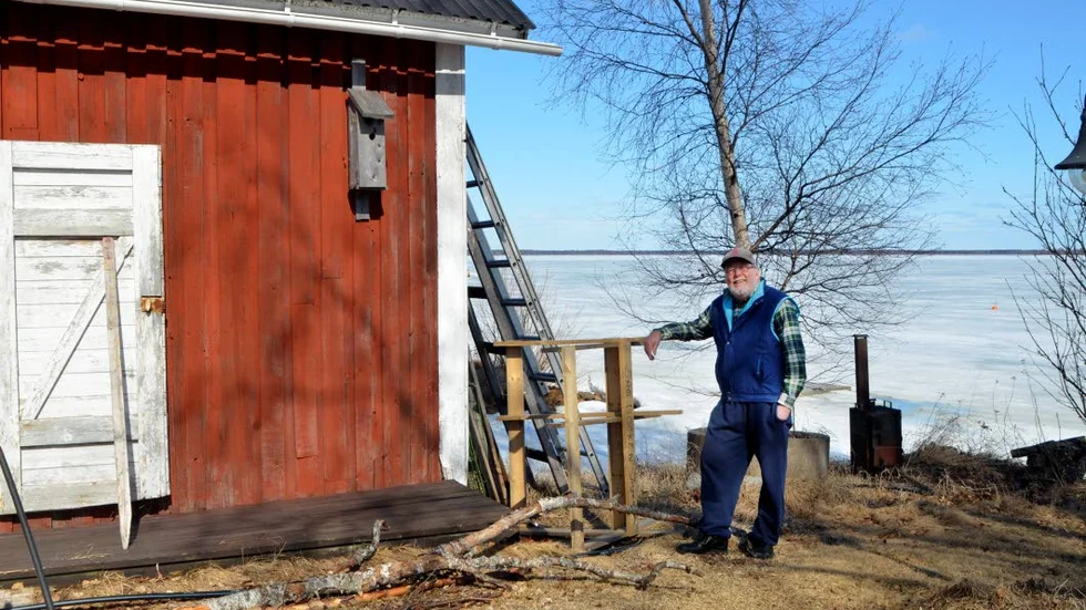VAR ÄR DE.  Här under brukar igelkottar övervintra och nu kika fram, men inte i år. I år har veteligt nog ingen igelkott tittat fram på Seskarö. Ingemar Jansson undrar var de är.