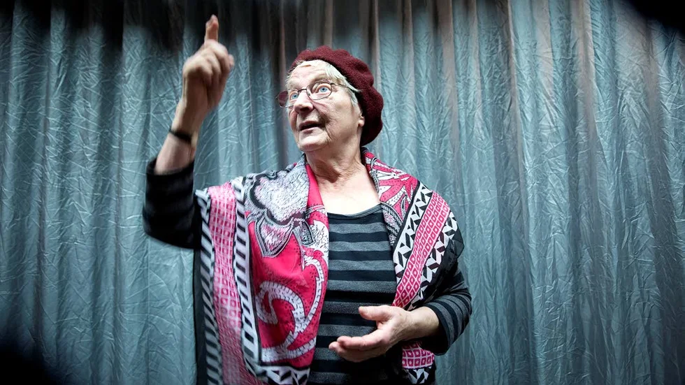 Sara Arnia repeterar. Hon ska lära sig replikerna till fem kvinnoporträtt. Hon ser inga problem. "Om jag skulle glömma något så får jag improvisera", säger hon.