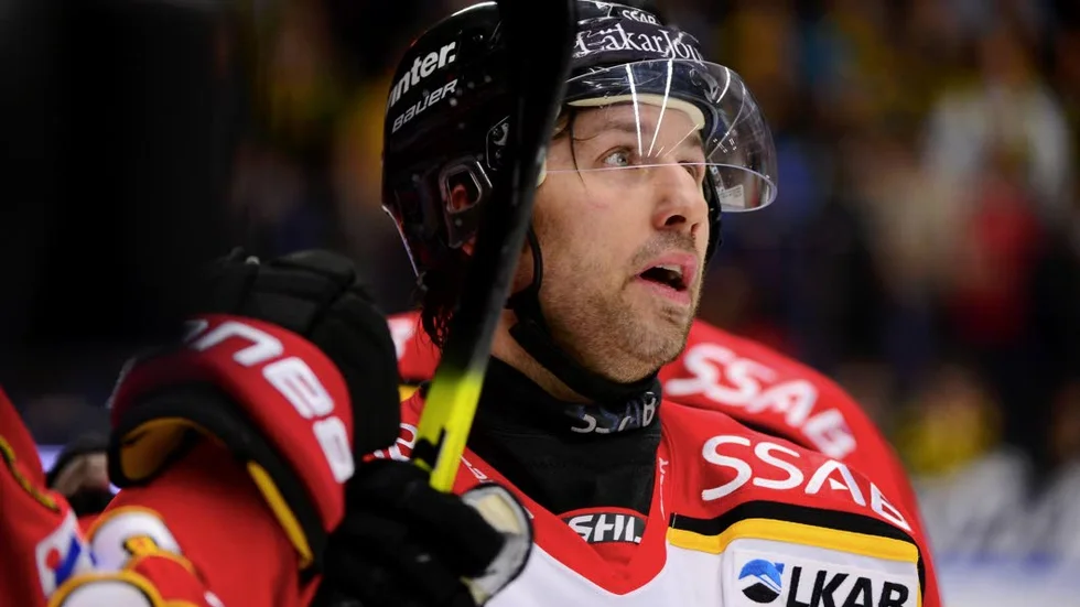 Per Ledin fick en klubba i ansiktet i slutet av bortamatchen mot Växjö. Han fick omedelbart hjälp av Luleås massör.