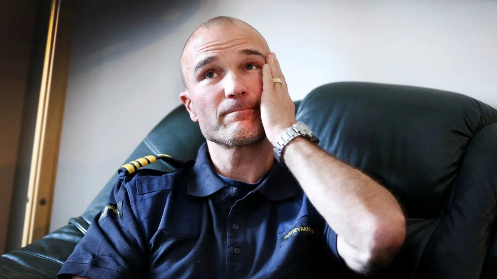 ”Blir det nedskärningar så måste vi börja ställa om organisationen redan i sommar, så att vi hinner få en budget i balans”, säger Fredrik Gustafsson, stationschef på Kustbevakningen i Luleå.