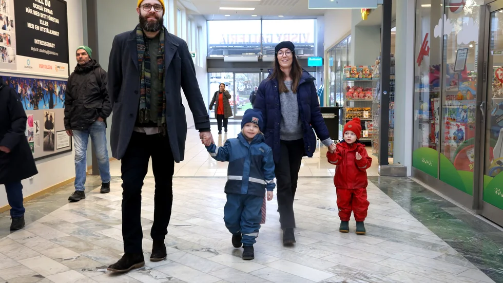Barnfamiljen Johan Stockmarr och Linda Asplund, med Sixten och August, har redan i fjol börjat handla begagnat på Tradera och Blocket. Dra ur onödiga elprylar, och minska värmen i huset och använda tofflor istället, är andra sätt de minskar på utgifterna på.